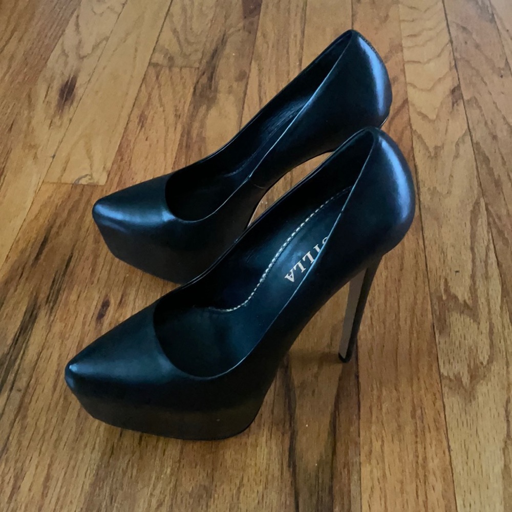 NWOT LeSilla Italian black leather platform pumps